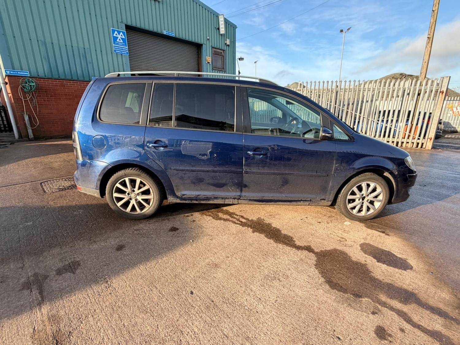 Used Volkswagen Touran 2010 for sale - 76932353: Photo 3