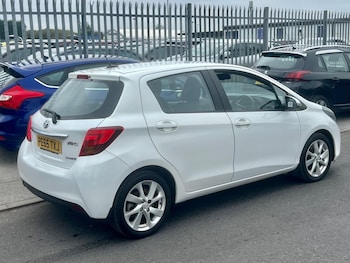 Used Toyota Yaris 2015 for sale - 76270430: Photo 2