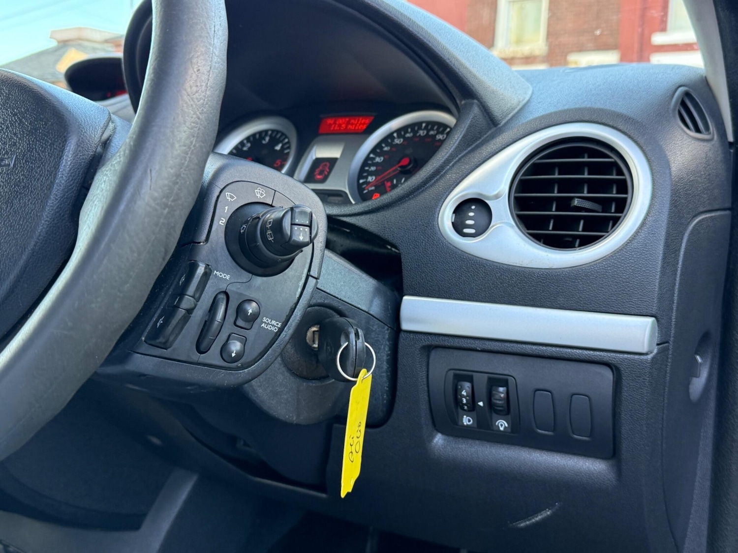 Used Renault Clio 2010 for sale - 76727589: Photo 37