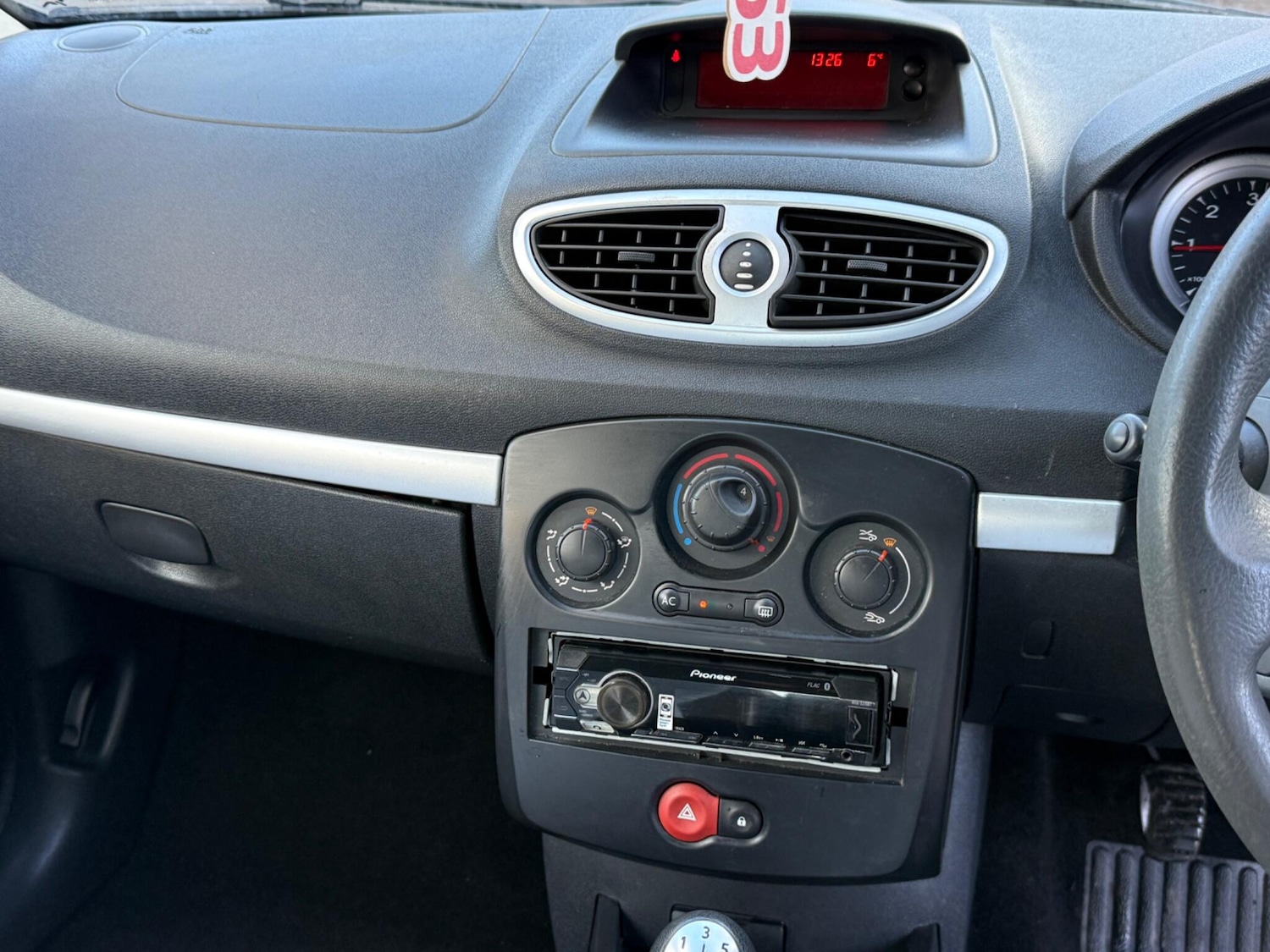 Used Renault Clio 2010 for sale - 76727589: Photo 41