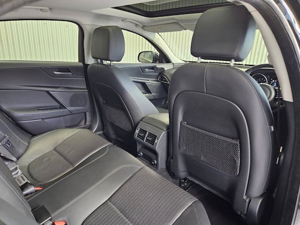 Used Jaguar XE 2017 for sale - 76280281: Photo 32