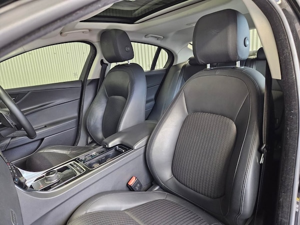 Used Jaguar XE 2017 for sale - 76280281: Photo 38