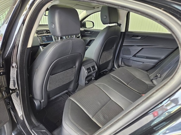 Used Jaguar XE 2017 for sale - 76280281: Photo 40