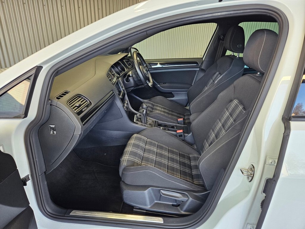 Used Volkswagen Golf 2016 for sale - 76590979: Photo 40