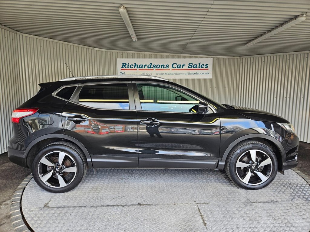 Used Nissan Qashqai 2015 for sale - 77667619: Photo 2