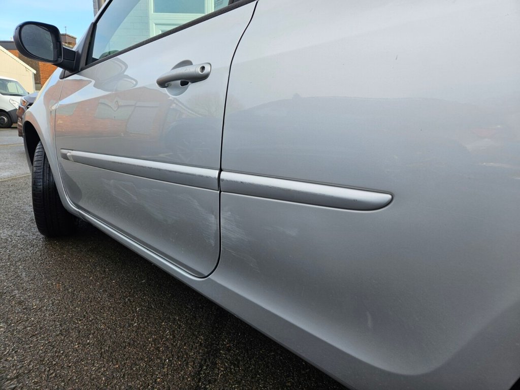 Used Renault Clio 2011 for sale - 76841516: Photo 16