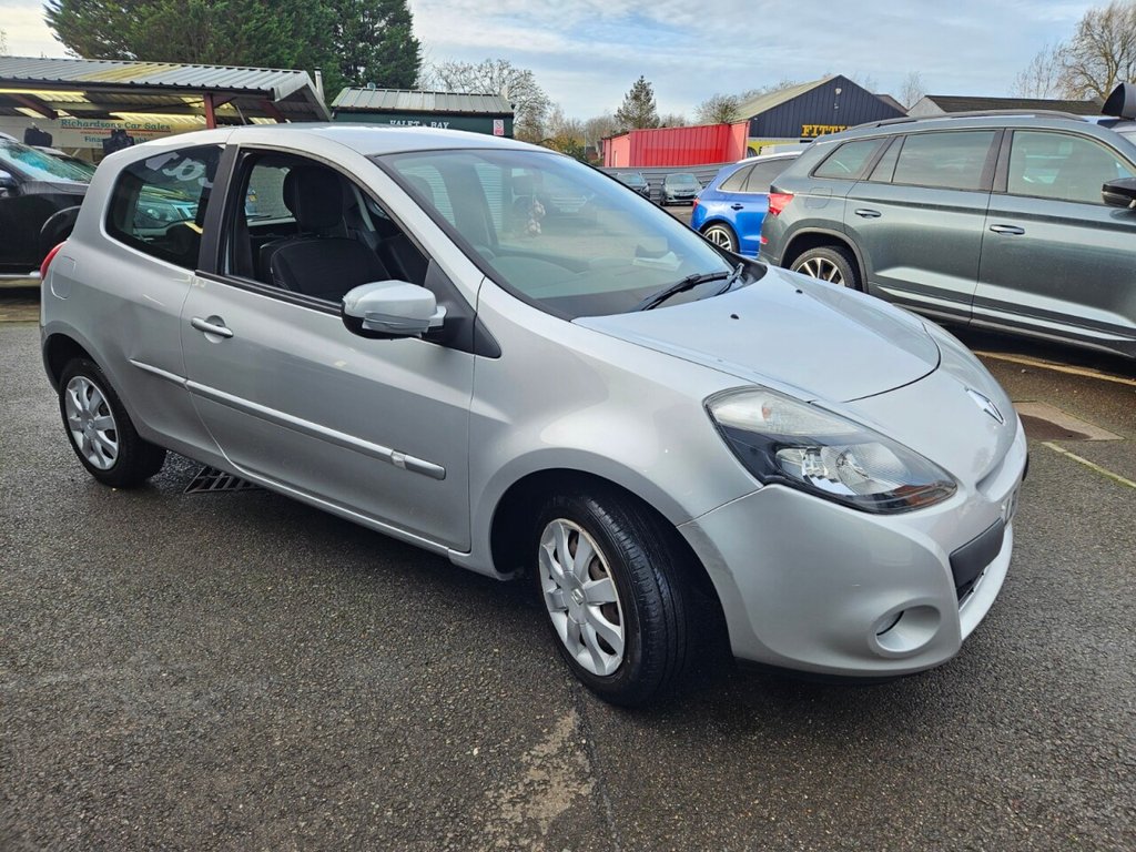 Used Renault Clio 2011 for sale - 76841516: Photo 2