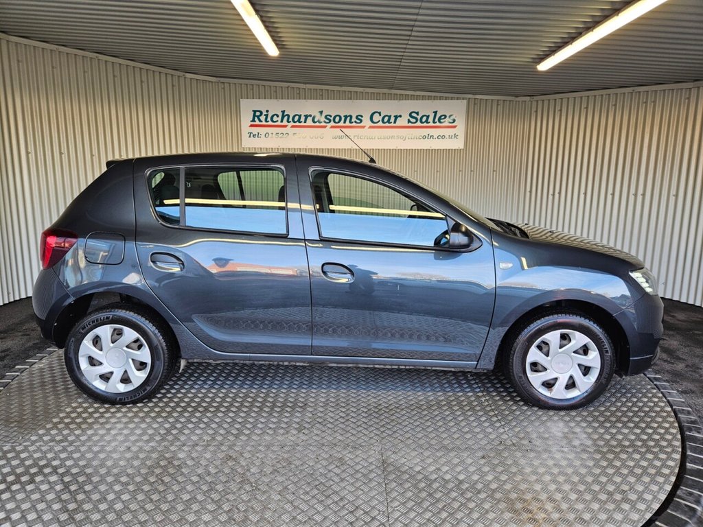 Used Dacia Sandero 2017 for sale - 77089287: Photo 2
