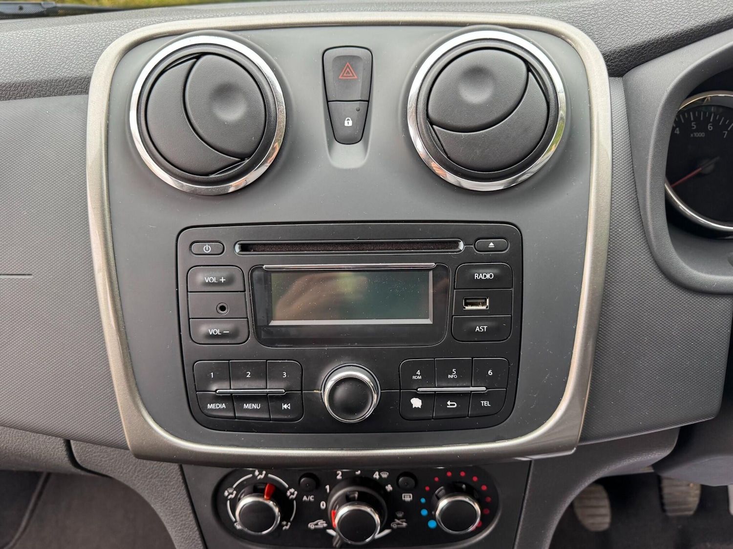 Used Dacia Sandero 2015 for sale - 76189610: Photo 21