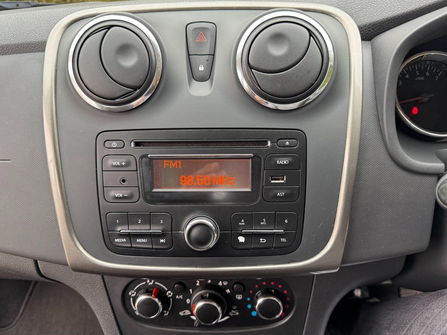 Used Dacia Sandero 2015 for sale - 76189610: Photo 72