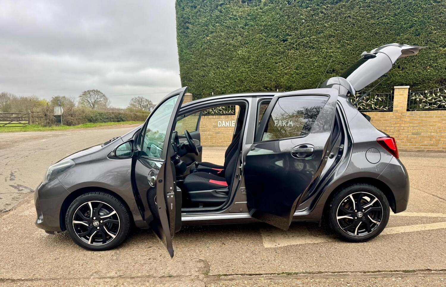 Used Toyota Yaris 2015 for sale - 78148437: Photo 25