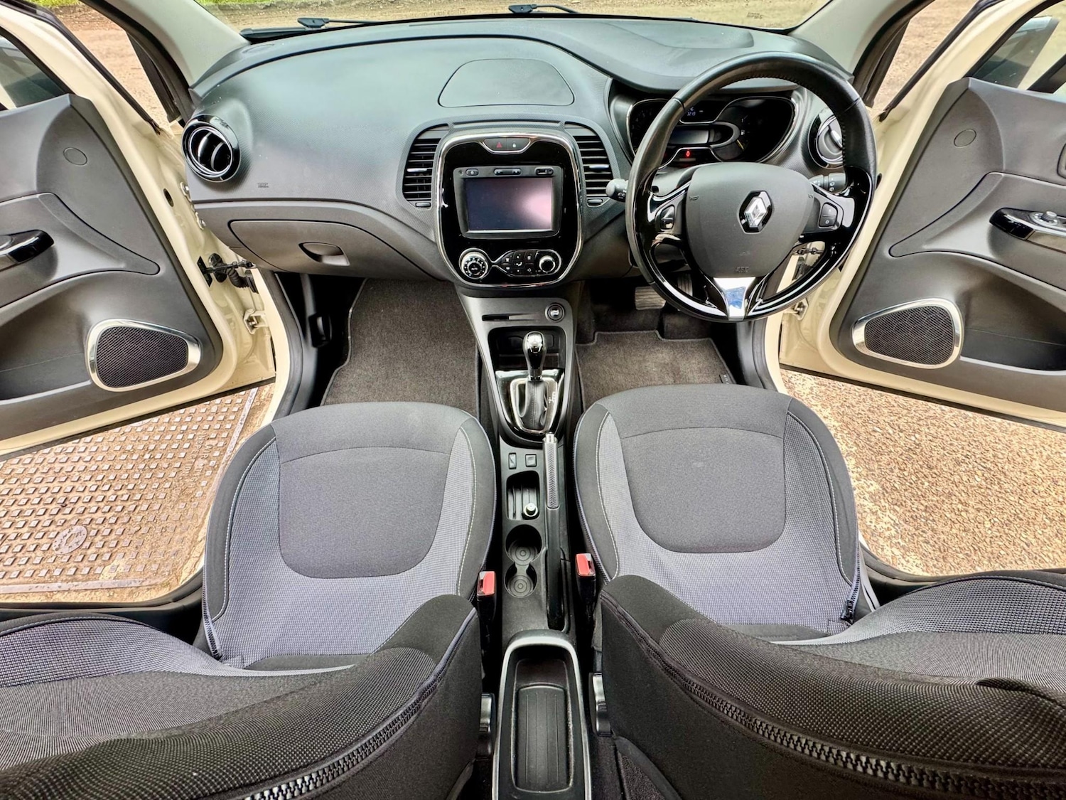 Used Renault Captur 2015 for sale - 78109891: Photo 2