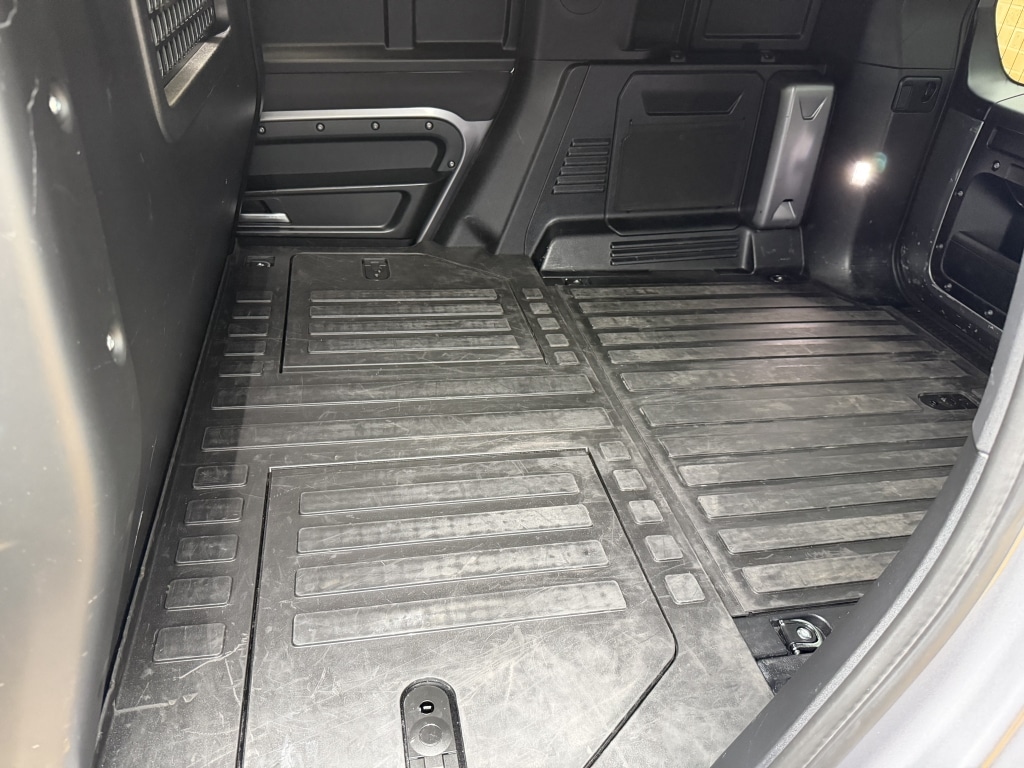 Used Land Rover Defender 2022 for sale - 76426853: Photo 11