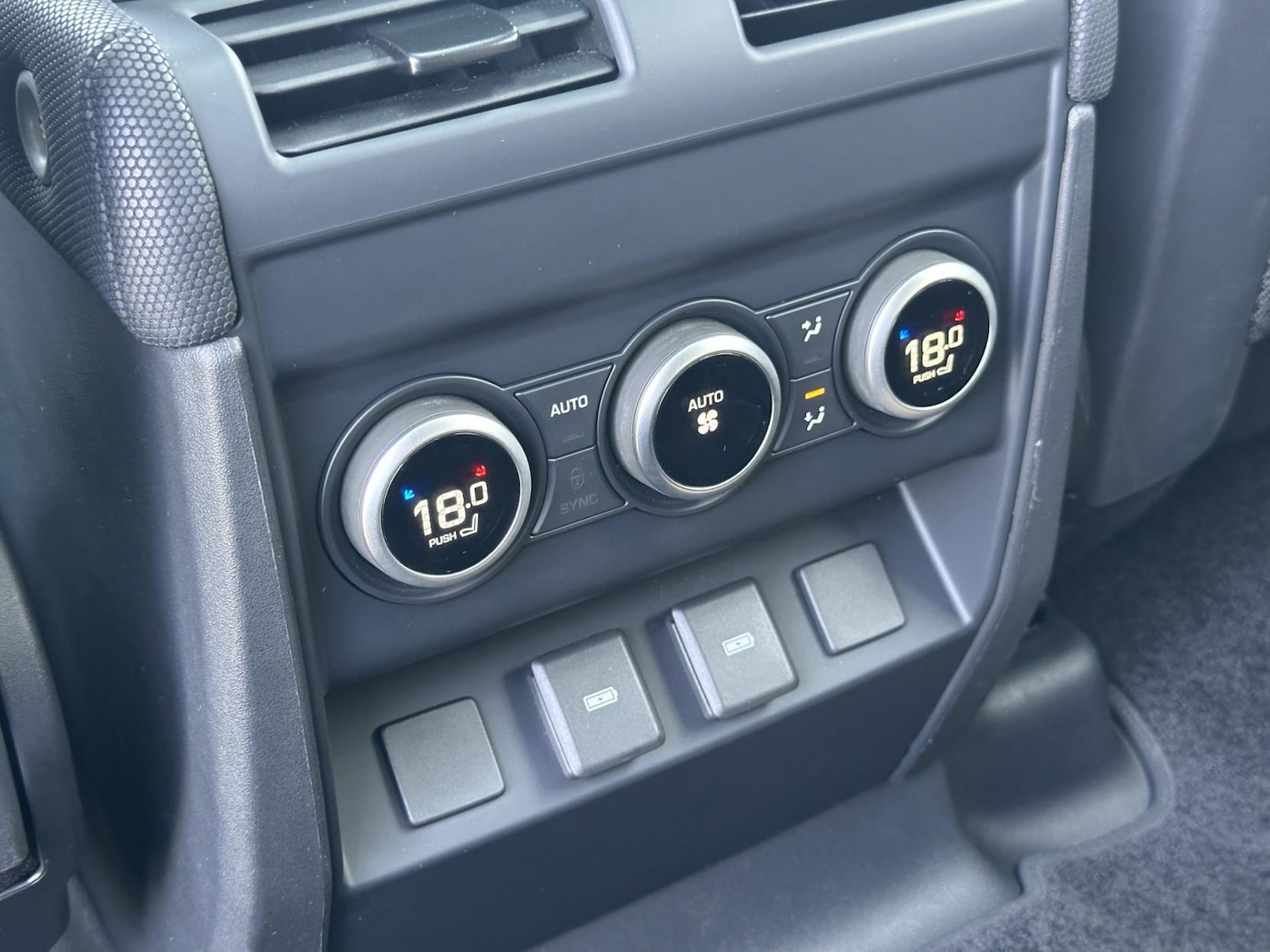 Used Land Rover Defender 2023 for sale - 77048028: Photo 18