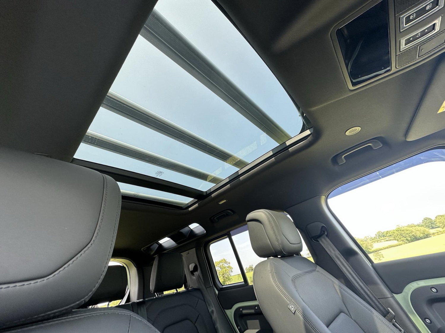 Used Land Rover Defender 2023 for sale - 77048028: Photo 32