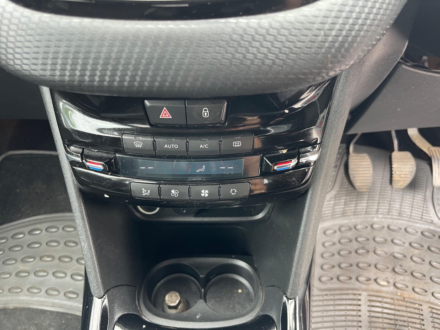 Used Peugeot 2008 2015 for sale - 76992747: Photo 18