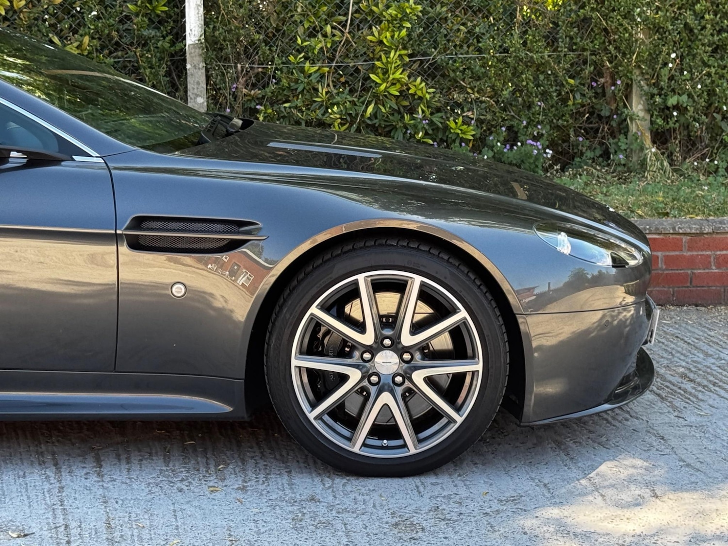 Used Aston Martin Vantage 2012 for sale - 76995108: Photo 13