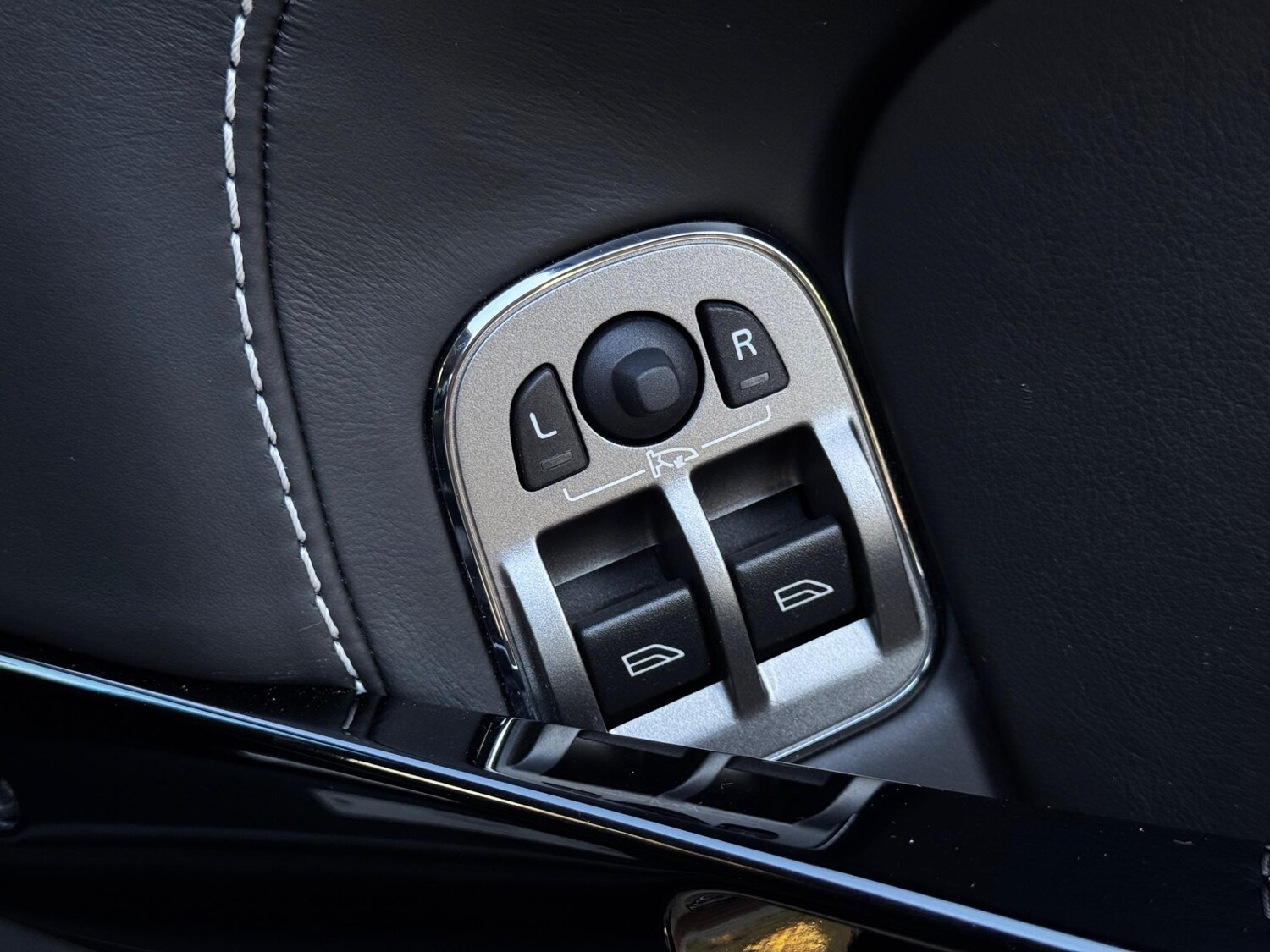 Used Aston Martin Vantage 2012 for sale - 76995108: Photo 30