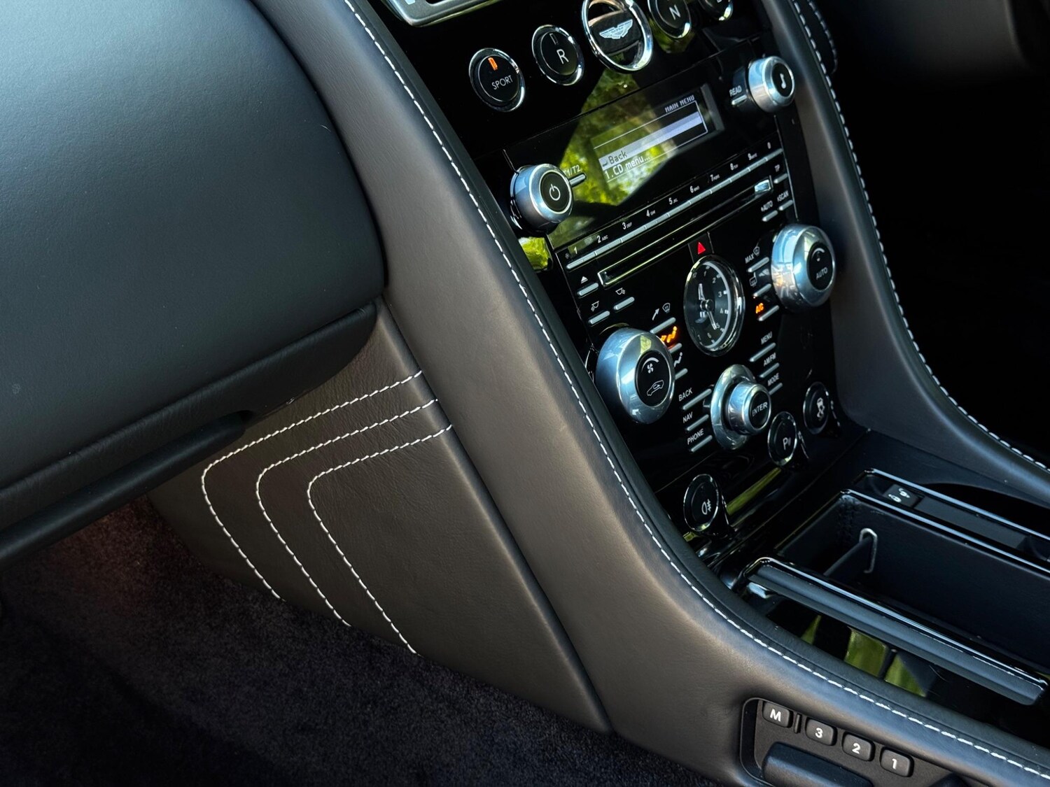 Used Aston Martin Vantage 2012 for sale - 76995108: Photo 50