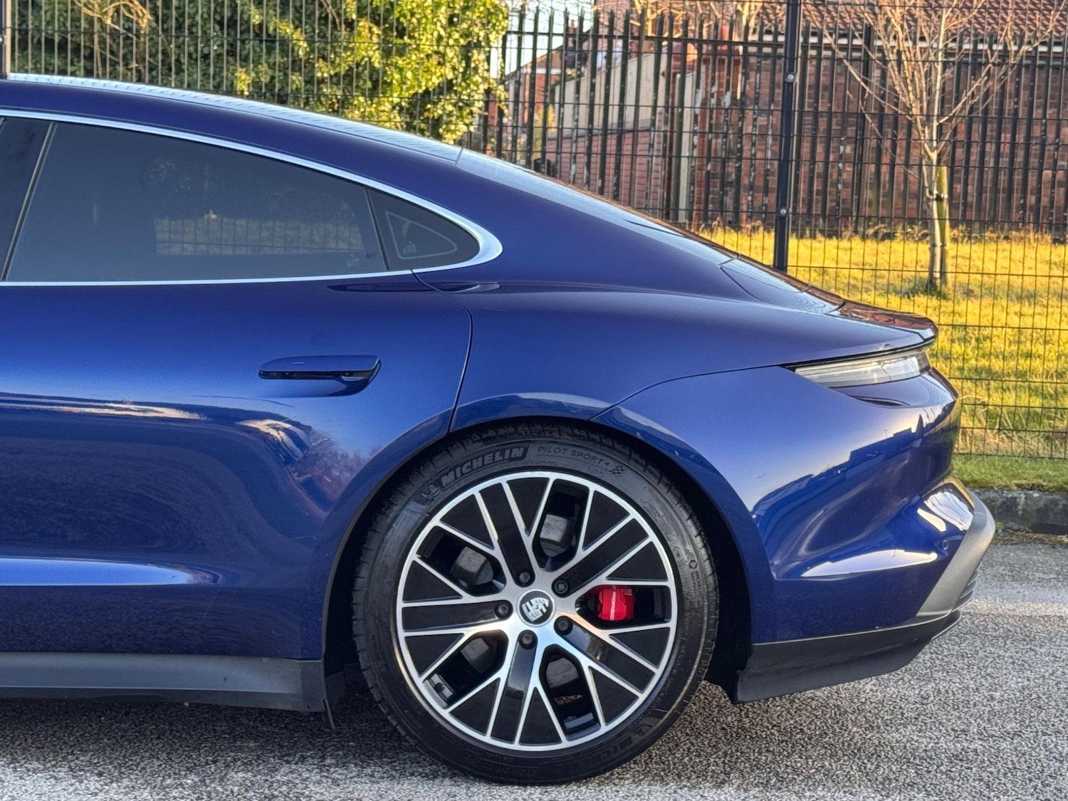 Used Porsche Taycan 2020 for sale - 76561255: Photo 8