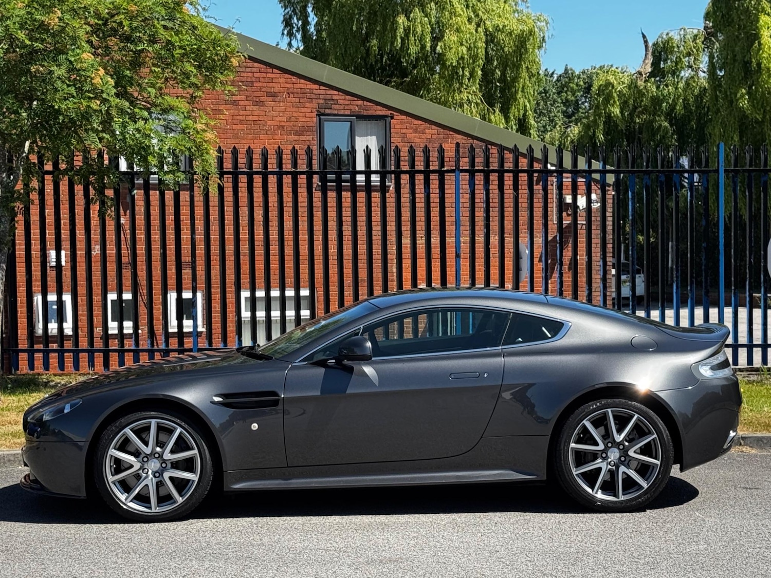 Used Aston Martin Vantage 2012 for sale - 76561965: Photo 18