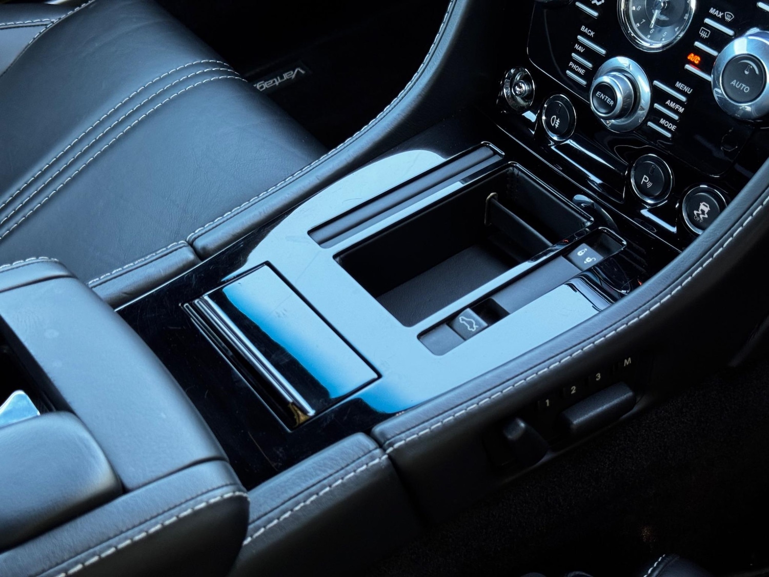 Used Aston Martin Vantage 2012 for sale - 76561965: Photo 22