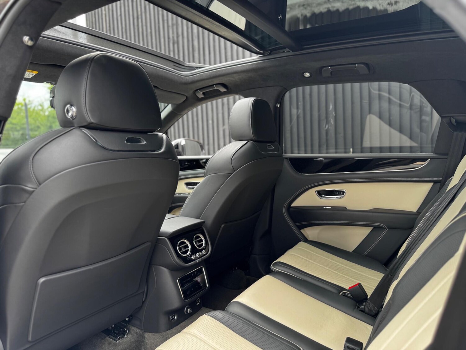 Used Bentley Bentayga 2023 for sale - 76562540: Photo 35