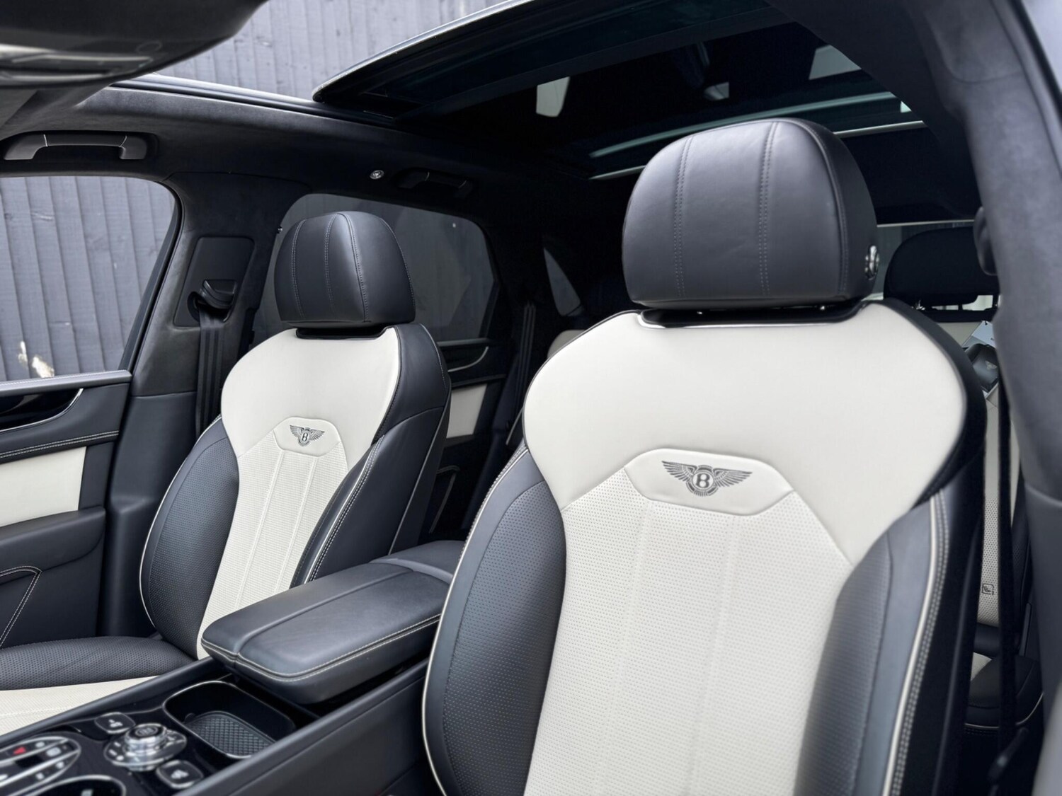 Used Bentley Bentayga 2023 for sale - 76562540: Photo 7