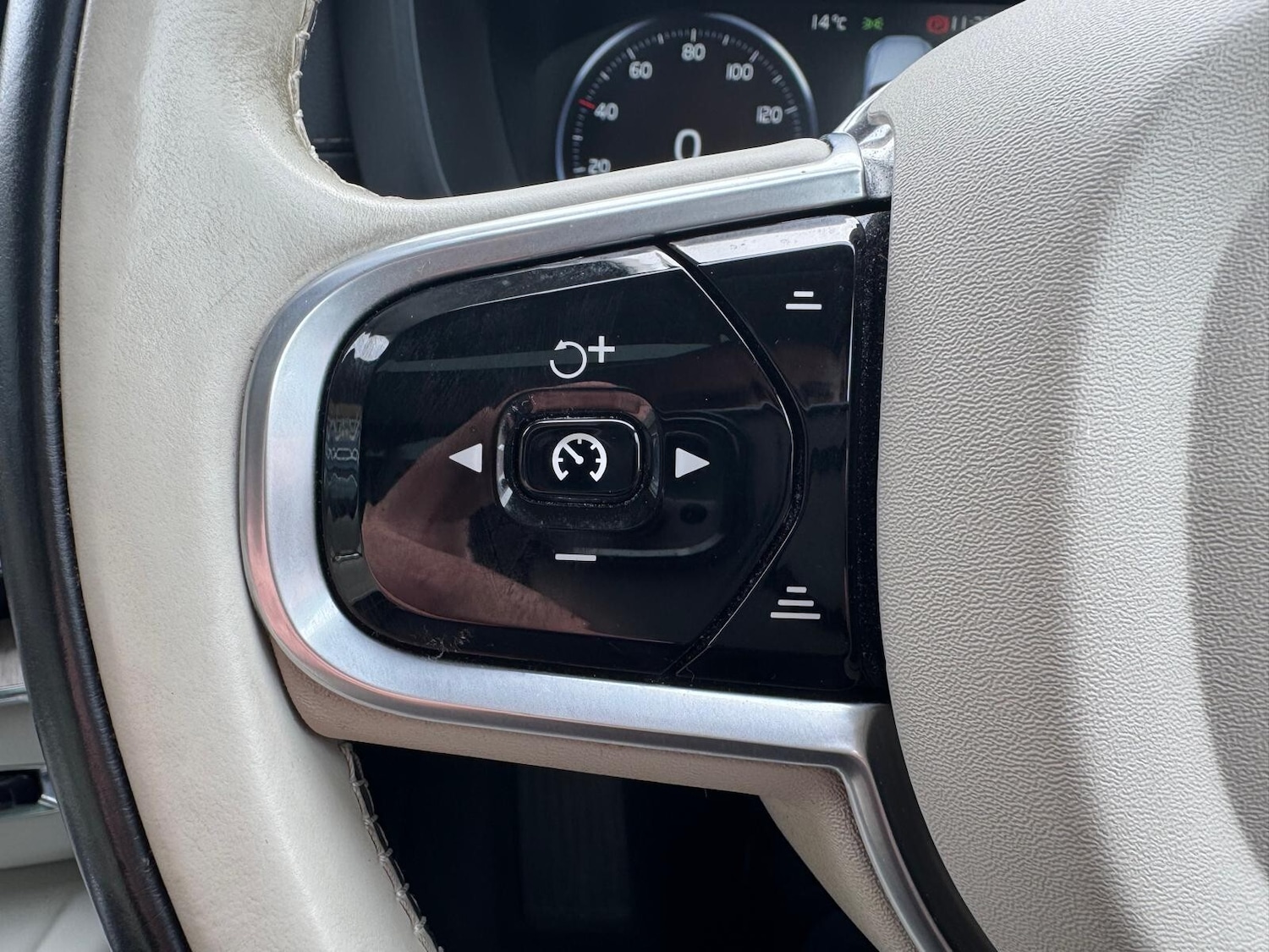 Used Volvo XC60 2017 for sale - 76874177: Photo 32