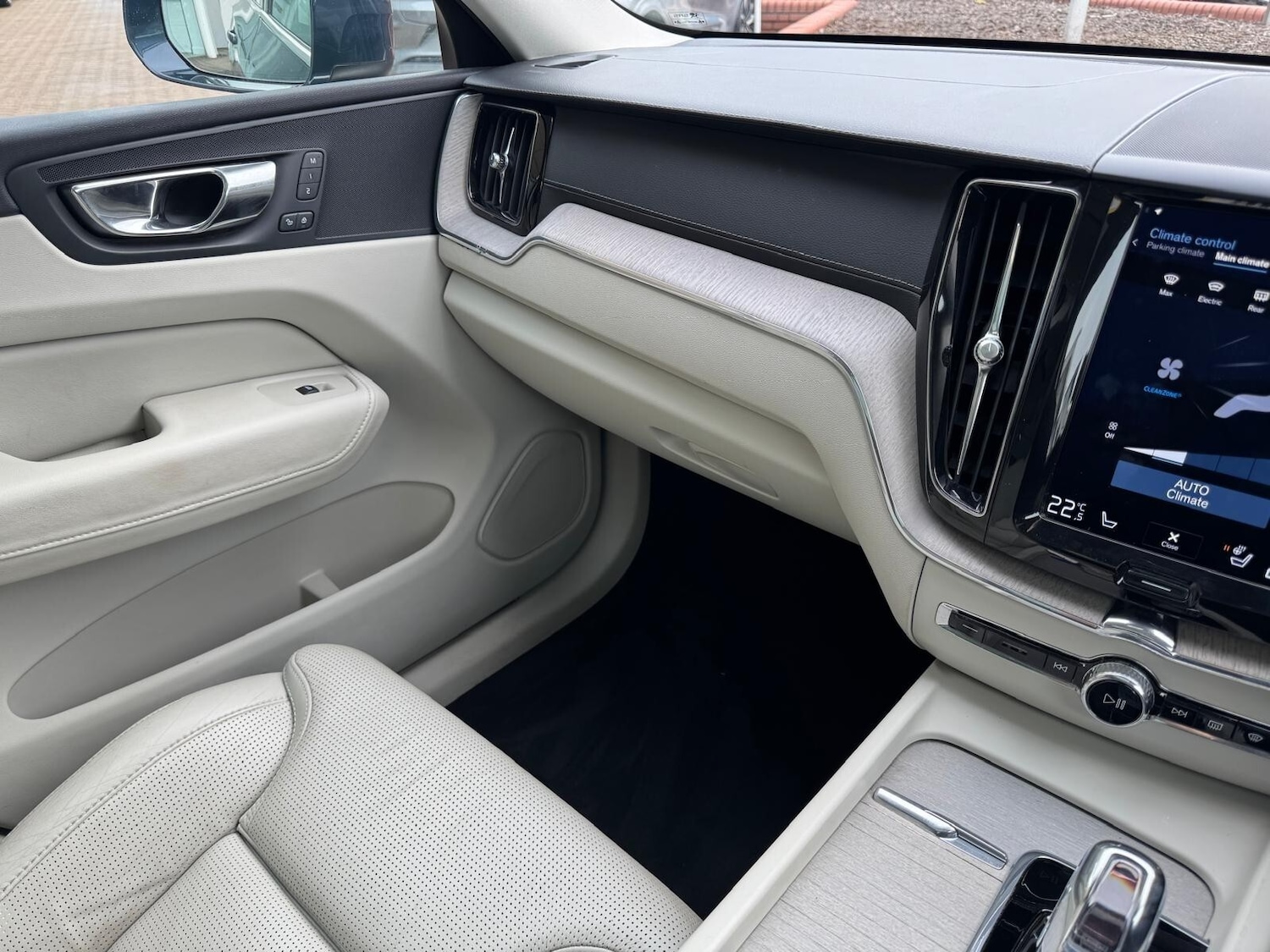 Used Volvo XC60 2017 for sale - 76874177: Photo 48