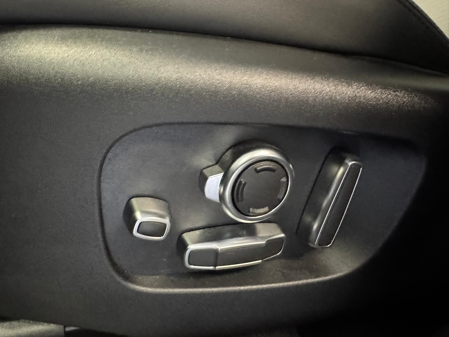 Used Land Rover Range Rover Velar 2024 for sale - 77339395: Photo 30