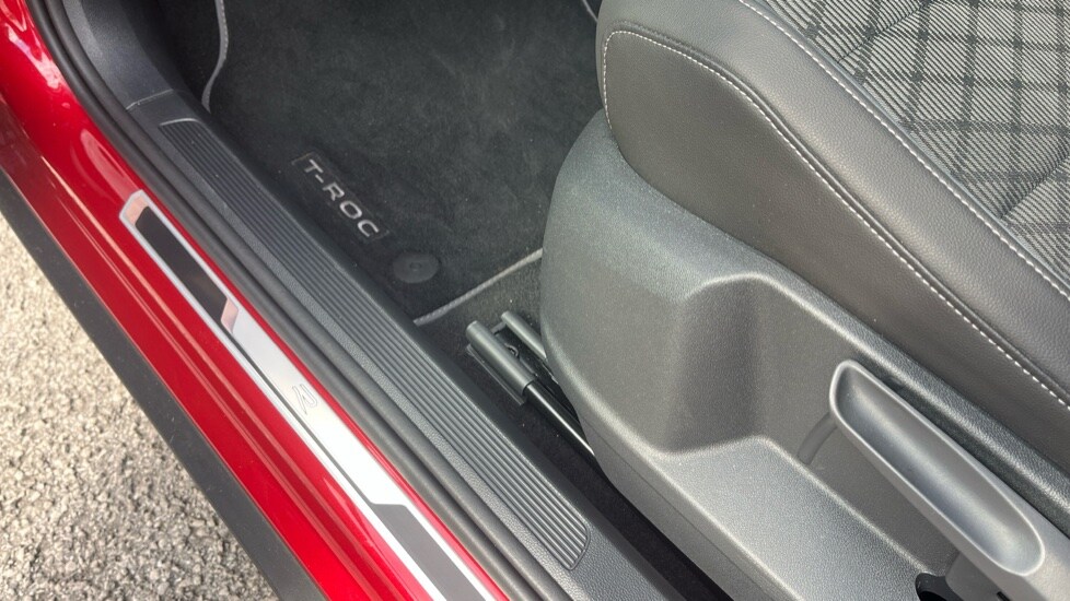 Used Volkswagen T-Roc 2023 for sale - 75967179: Photo 36