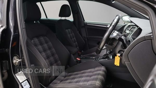 Used Volkswagen Golf 2017 for sale - 77941232: Photo 2