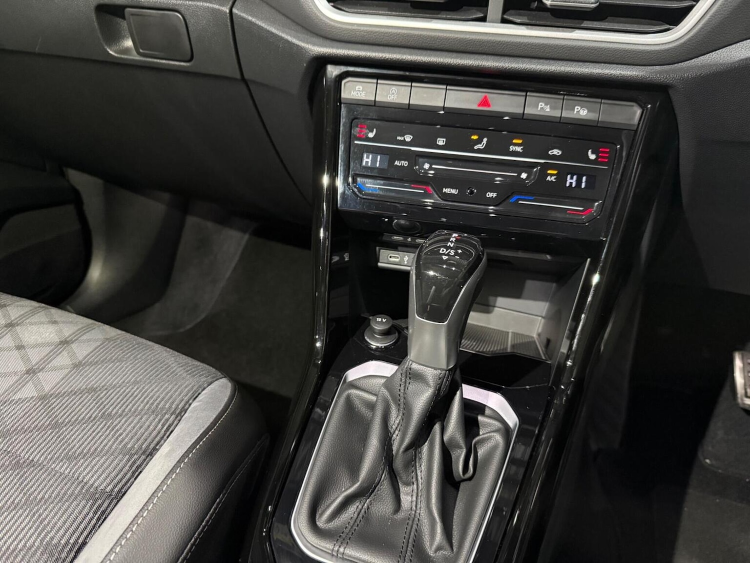 Used Volkswagen T-Roc 2024 for sale - 76598757: Photo 22