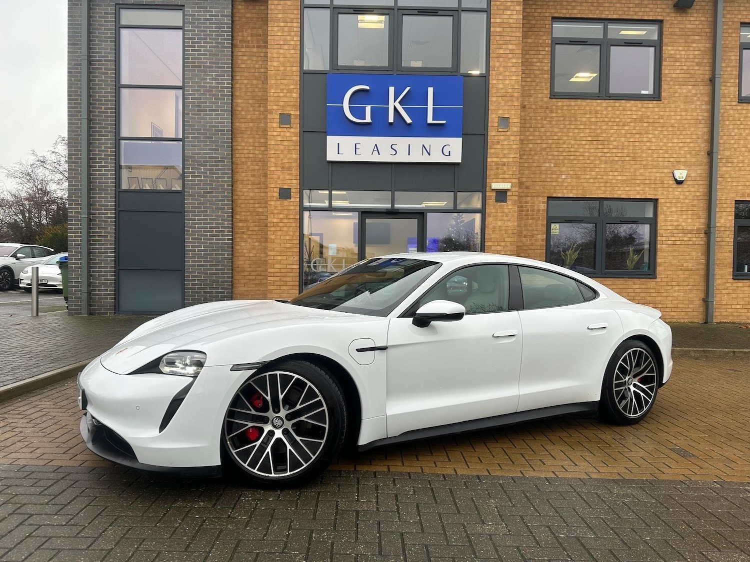 Used Porsche Taycan 2021 for sale - 76964348: Photo 2