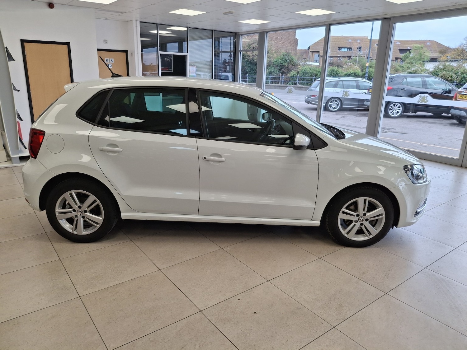 Used Volkswagen Polo 2016 for sale - 76482954: Photo 2