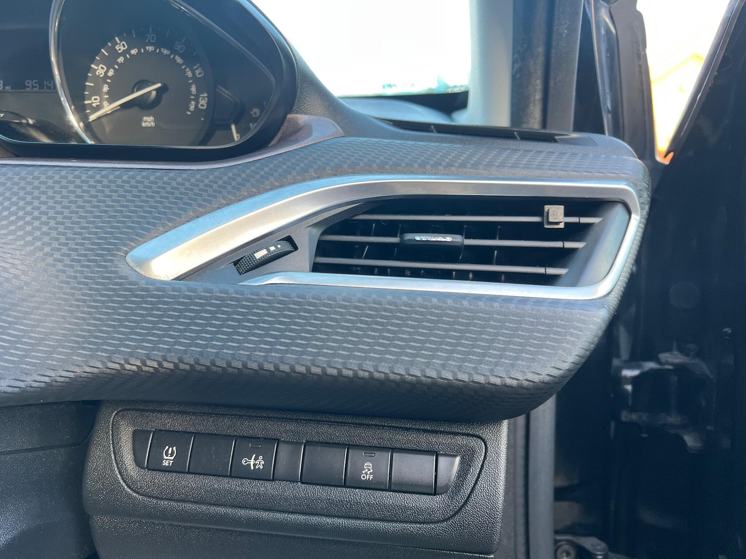 Used Peugeot 2008 2015 for sale - 76899637: Photo 21