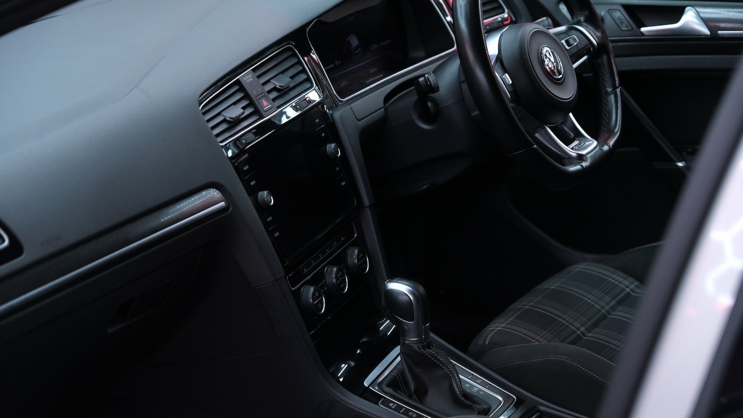 Used Volkswagen Golf 2018 for sale - 77766497: Photo 43