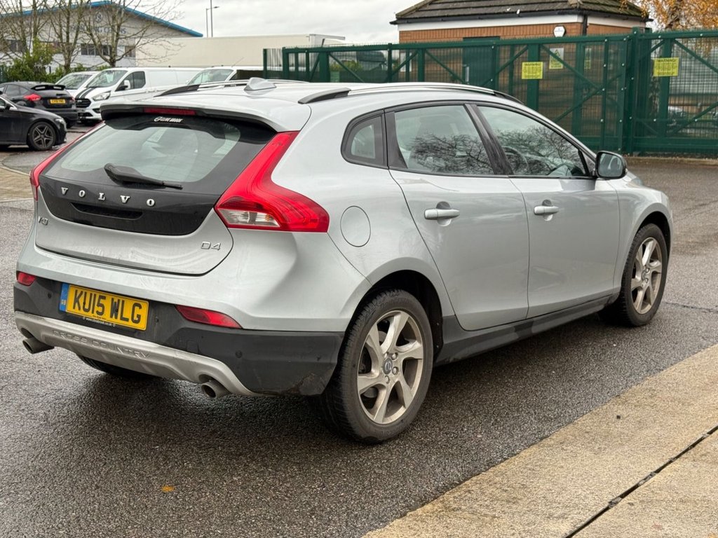 Used Volvo V40 2015 for sale - 76883600: Photo 2