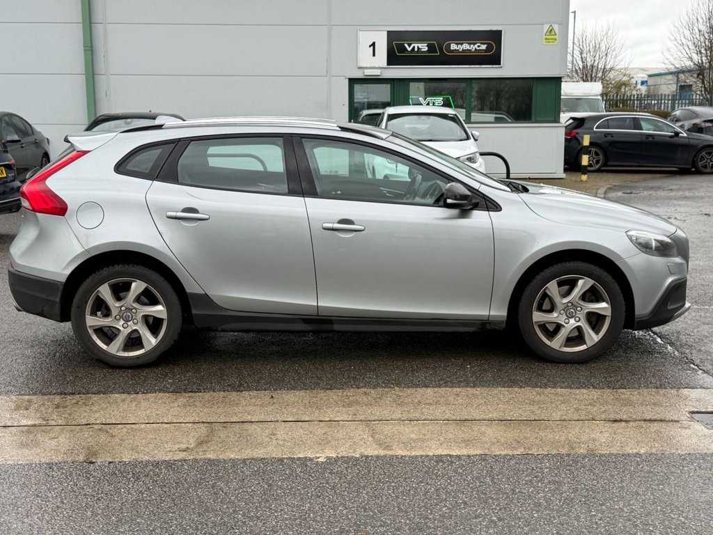 Used Volvo V40 2015 for sale - 76883600: Photo 4