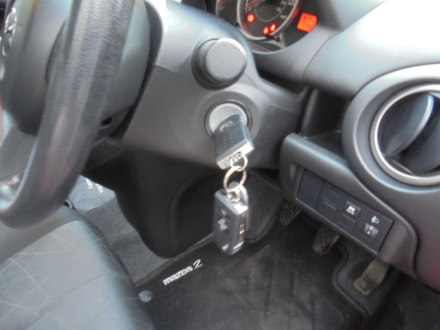 Used Mazda Mazda2 2014 for sale - 77119620: Photo 15