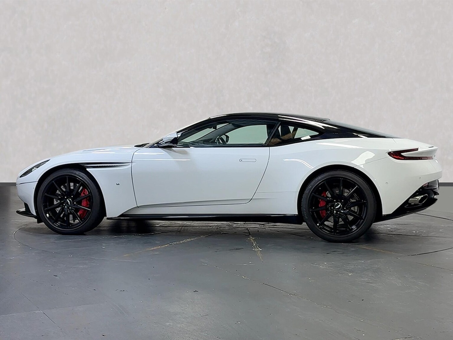 Used Aston Martin DB11 2017 for sale - 76320668: Photo 10