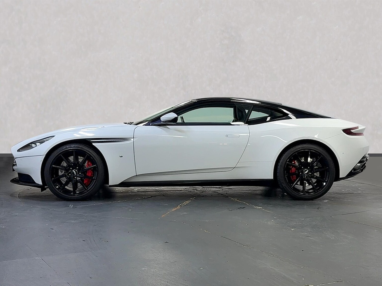 Used Aston Martin DB11 2017 for sale - 76320668: Photo 11
