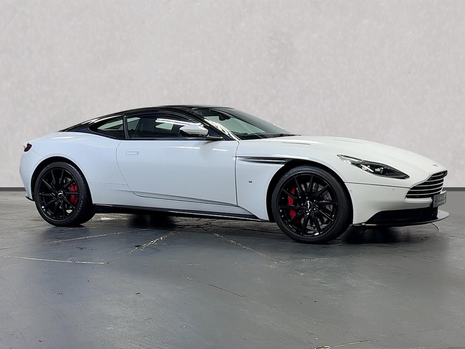 Used Aston Martin DB11 2017 for sale - 76320668: Photo 2