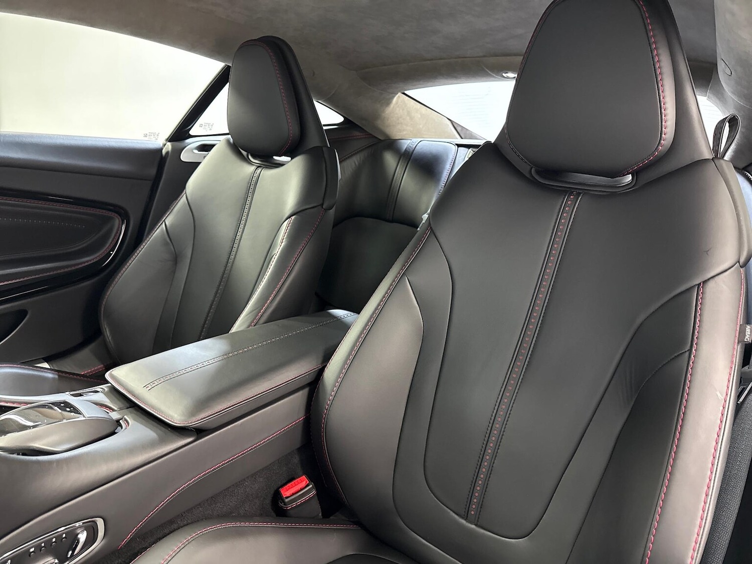 Used Aston Martin DB11 2017 for sale - 76320668: Photo 22