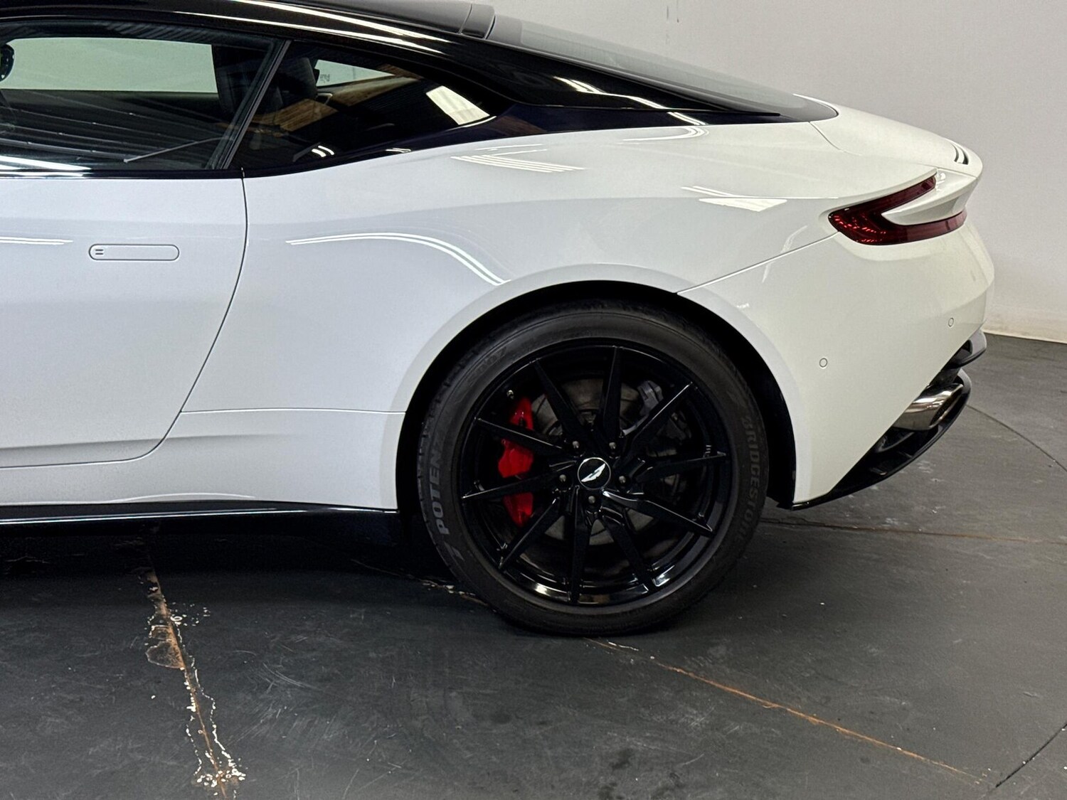 Used Aston Martin DB11 2017 for sale - 76320668: Photo 24