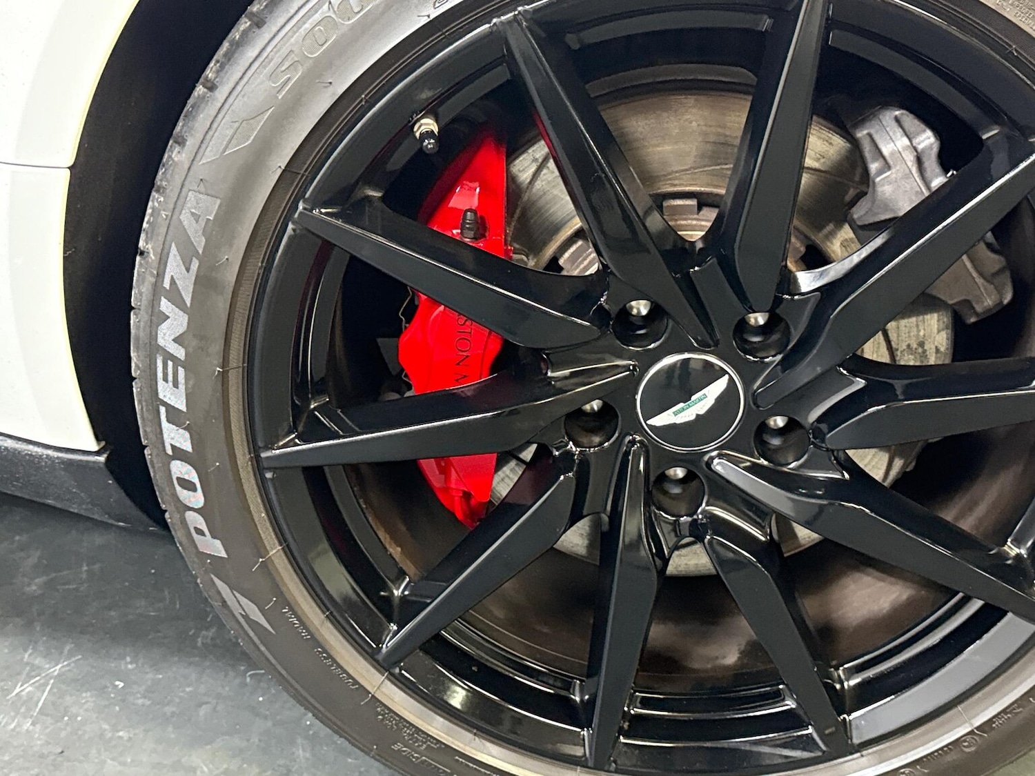 Used Aston Martin DB11 2017 for sale - 76320668: Photo 26