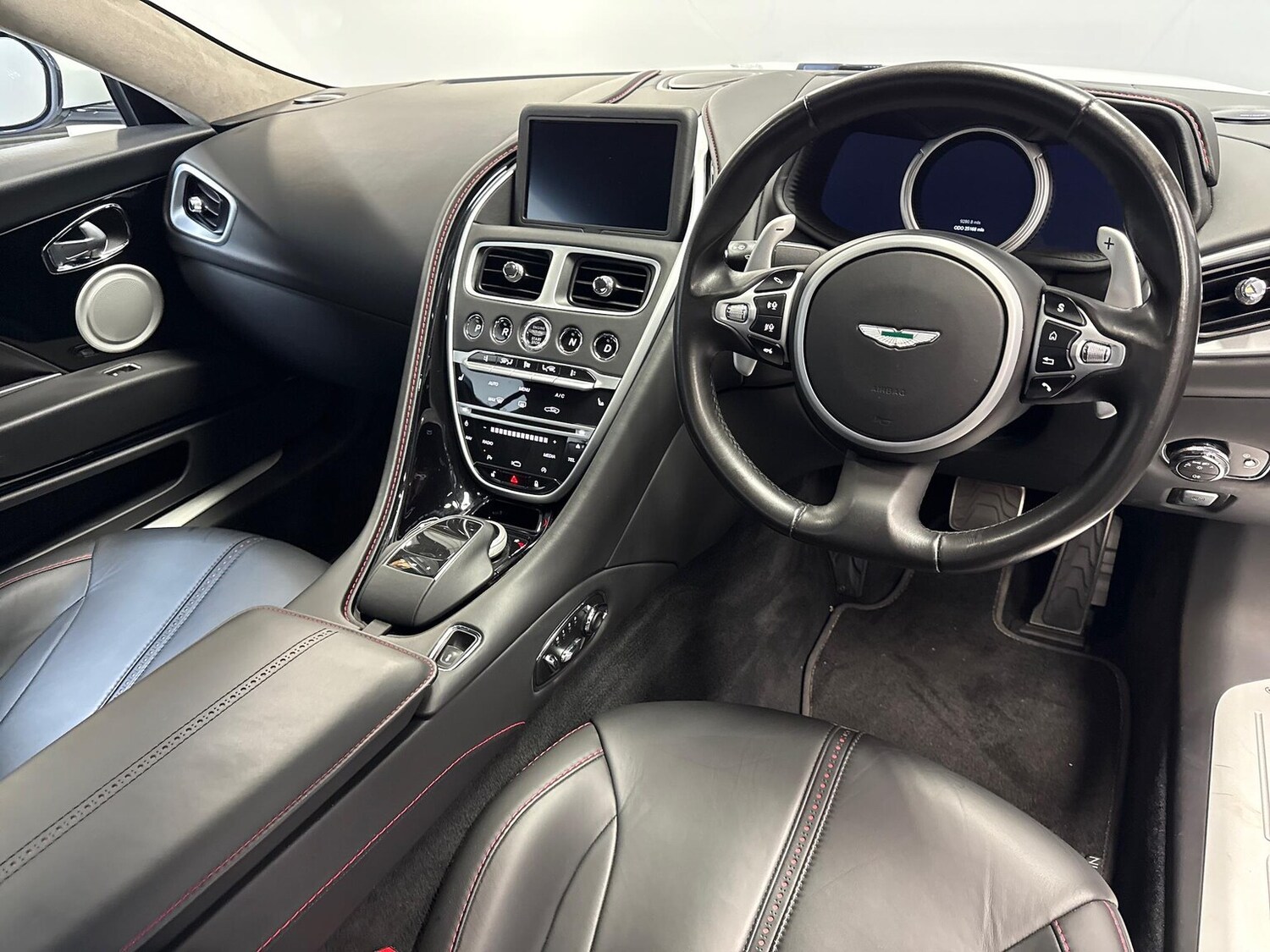 Used Aston Martin DB11 2017 for sale - 76320668: Photo 27