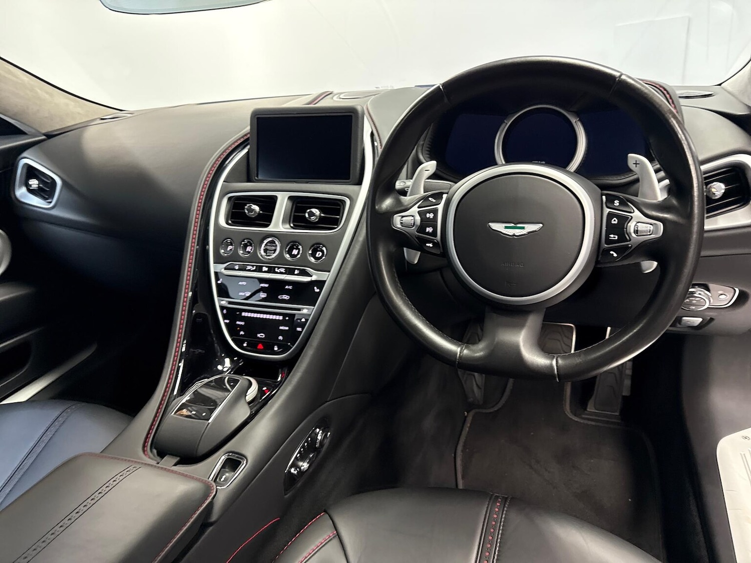 Used Aston Martin DB11 2017 for sale - 76320668: Photo 28