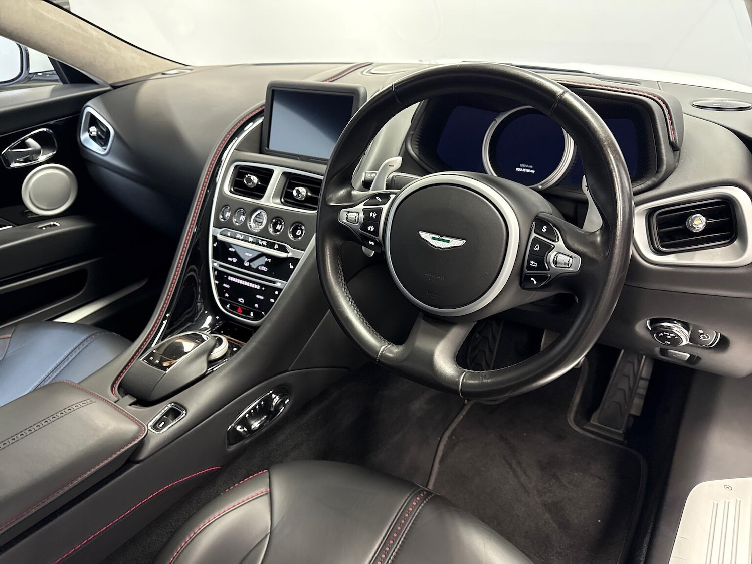 Used Aston Martin DB11 2017 for sale - 76320668: Photo 29